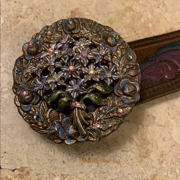 Gorgeous Beth Frank belt with flower accent buckle - Picture 8 of 8